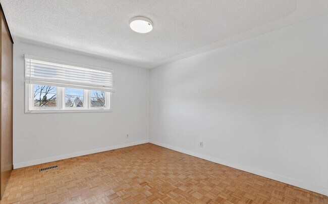 Photo - 704 Brock St S Unit 2