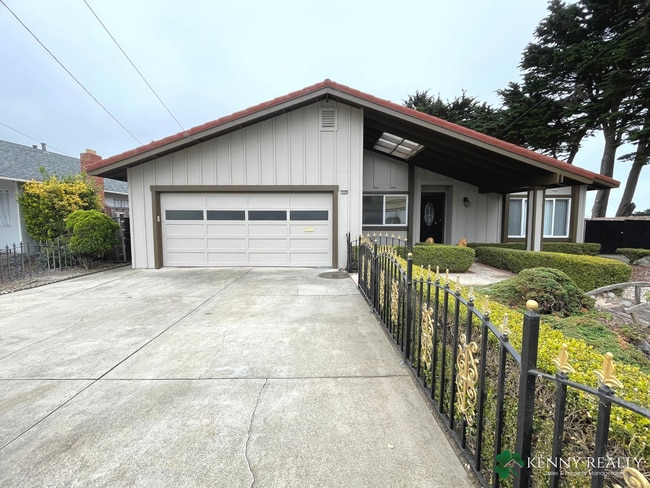 Spacious 3 Bedroom Home with Backyard Pati... - Spacious 3 Bedroom Home with Backyard Pati...