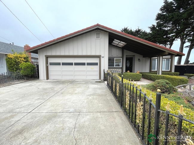 Building Photo - Spacious 3 Bedroom Home with Backyard Pati...