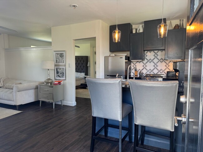 Building Photo - Adorable Garage Apartment Living in the Riverside Community