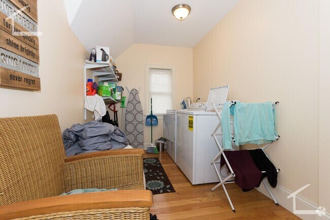Building Photo - 5 Bedroom Rental