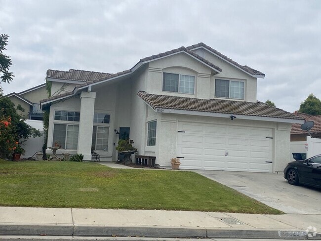 Building Photo - 4 bedroom 2.5 bath + Office Home in beauti...