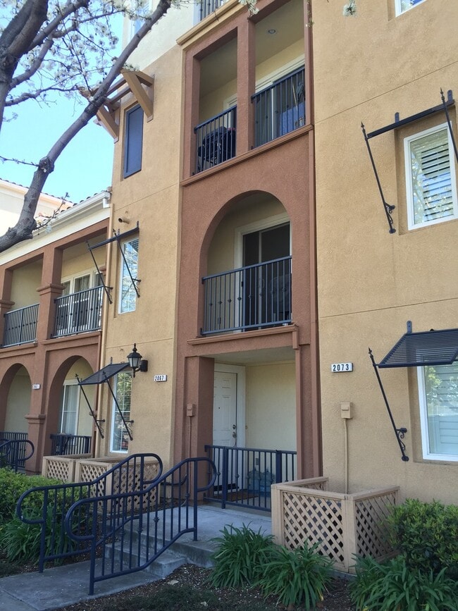 Building Photo - Clean, Classic Contemporary 3 Bedroom + 2 ...