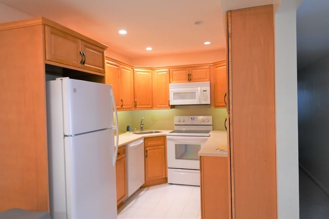 Updated modern kitchen - 1935 Silver Pine SW Way Unit Pine Ridge D2