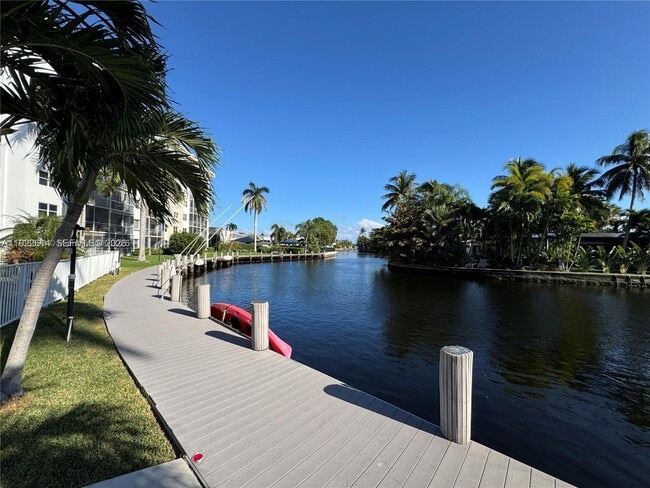 Building Photo - 2970 NE 16th Ave Unit 111