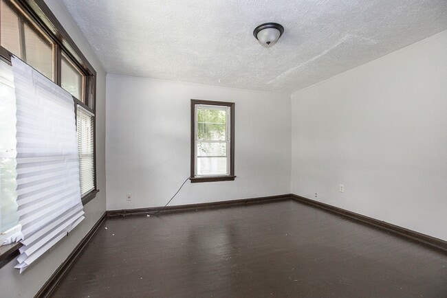 Photo - 9005 Union Unidad 9005 Union Down