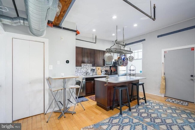 Building Photo - 1125 E Columbia Ave Unit 205