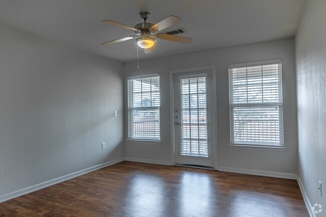 2BR, 2BA - 1,023SF - Living Room