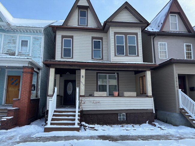 Building Photo - 2517 W Chestnut Ave