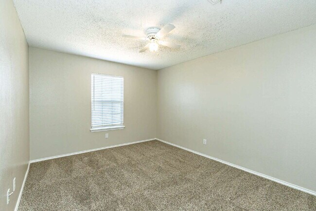 Building Photo - 3 bedroom 3 Bath House plus office