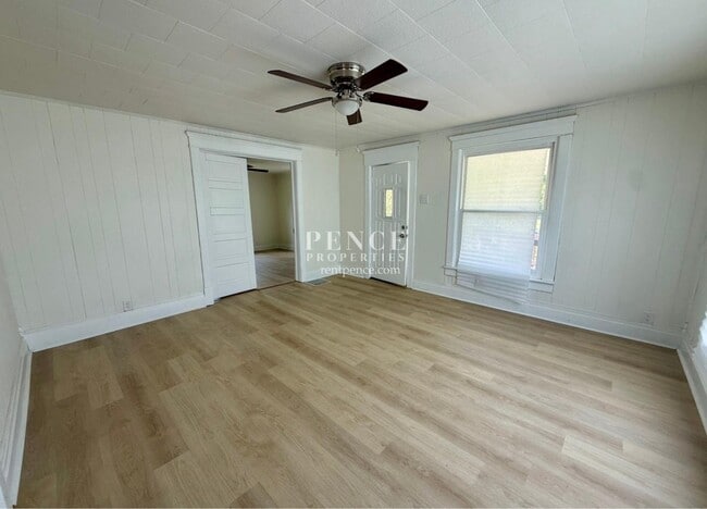 Photo - 210 W 7th St