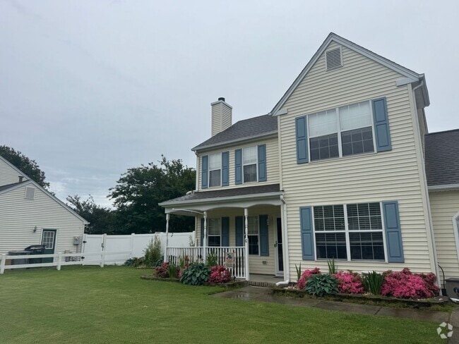 Building Photo - Spacious Three Bedroom Home