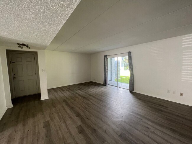 Photo - Modern 3 Bed 2 Bath Condo for Rent in Wint...