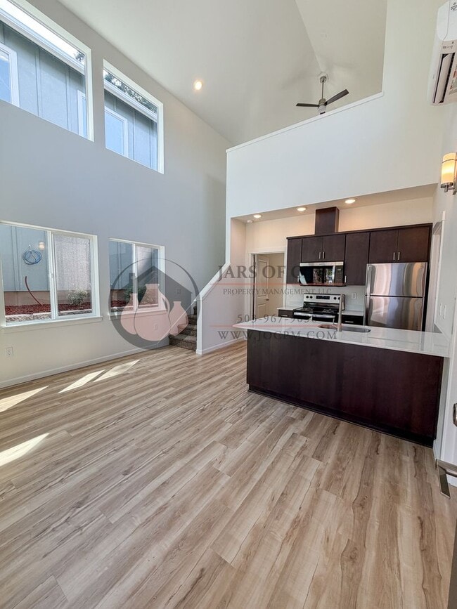 Photo - 2560 Gilbert St S
