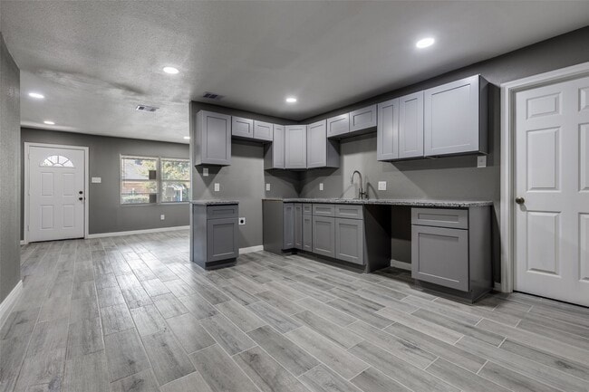 Building Photo - 200 Pine St