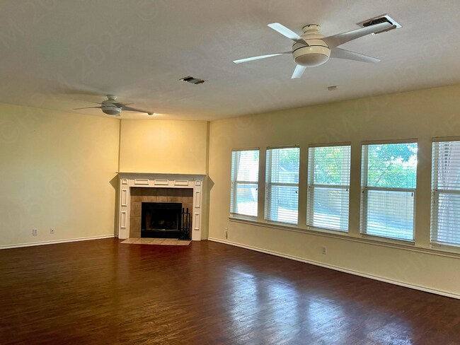 Photo - 1002 Meadowalk