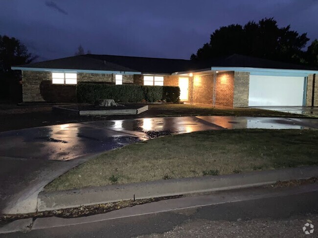 Building Photo - Spacious Executive 4 Bedroom Home
