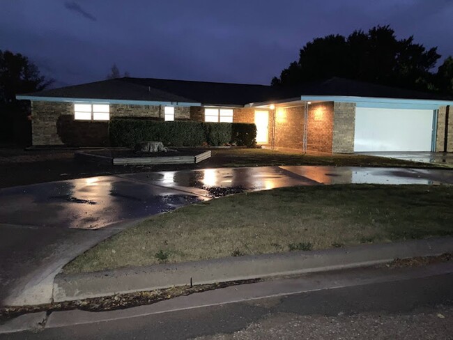 Spacious Executive 4 Bedroom Home - Spacious Executive 4 Bedroom Home