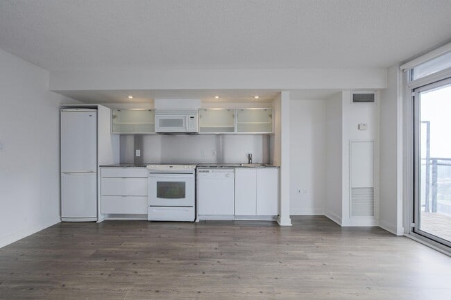Photo - 4-1724 Spadina Ave.