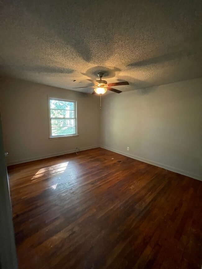 Photo - 1303 Warner now available for lease! 3 bed...