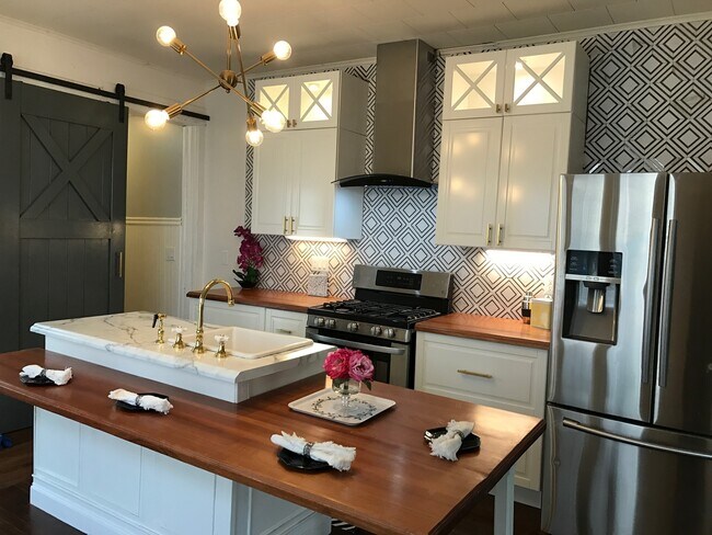 Photo - 301 E Locust St Unidad lower