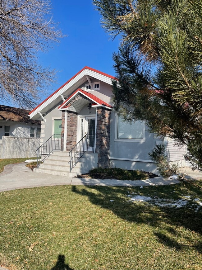 Front of building - 640 S 4th Ave Unit Top