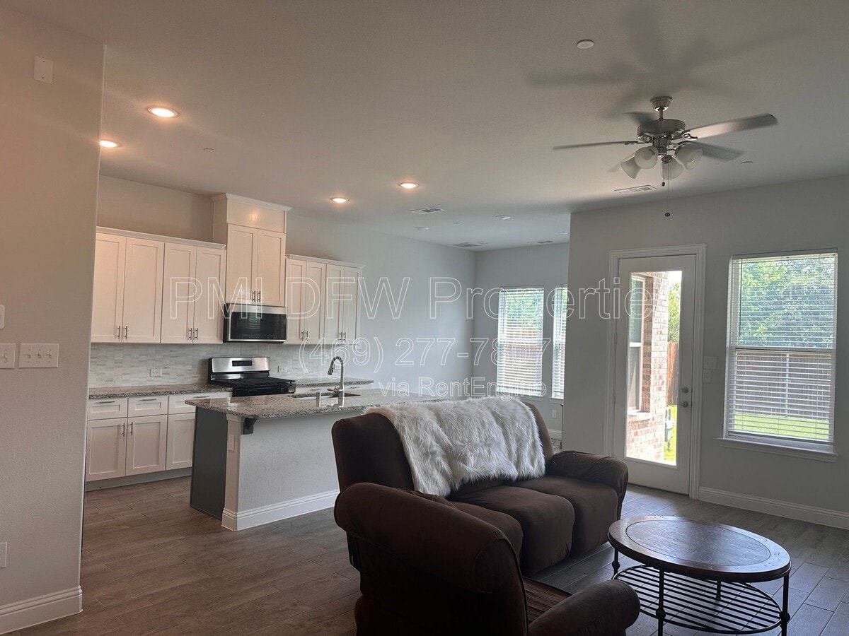 Photo - 525 Hutchinson Ln