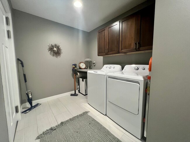 Laundry - 725 Melendy Ln