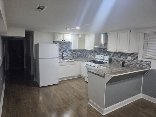 Photo - 2453 E 73rd St Unidad BSMT