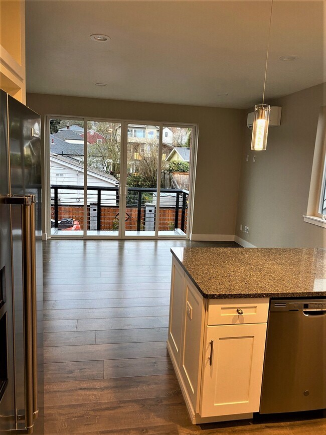 Photo - 2380 Willamette St