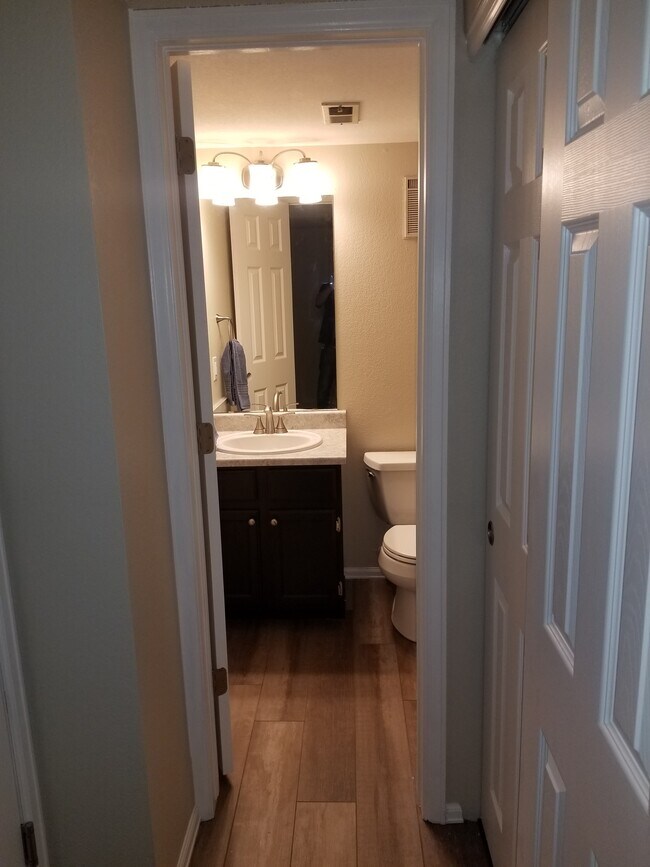 1er piso 1/2 baño - 12527 Elm St