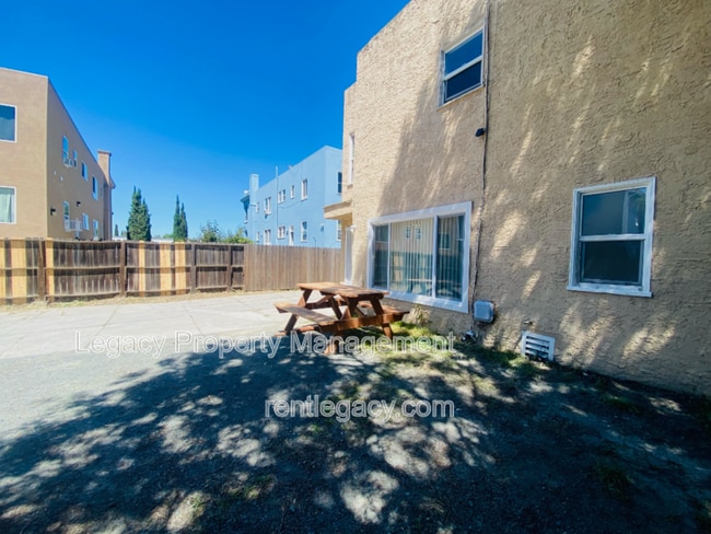 Building Photo - 1140 1/2 West St