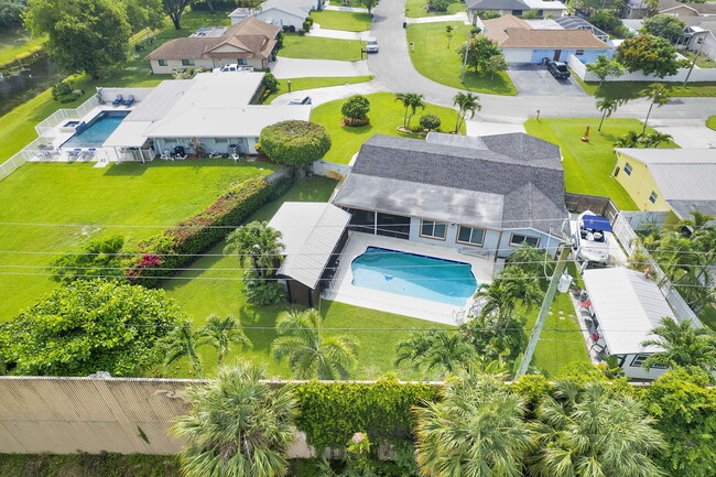 Building Photo - 10339 Daphne Ave