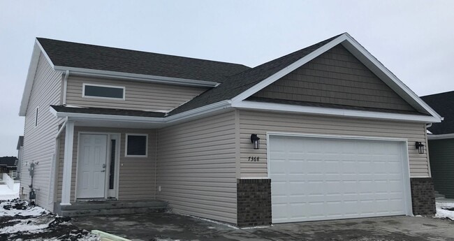 Building Photo - 4 Bed 3 Bath Single Family Home