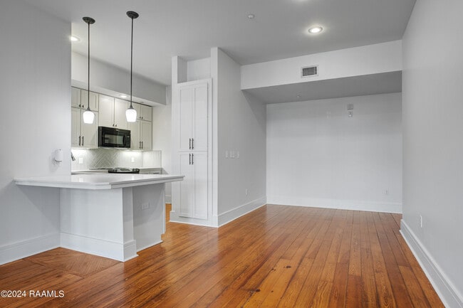 Photo - 1121 Camellia Blvd Unit 104