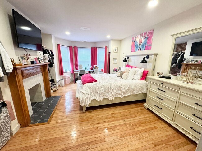 Photo - FENWAY 3 BED/1 BATH W/ CENTRAL AIR, IN-UNIT LAUNDRY - WATER INCLUDED