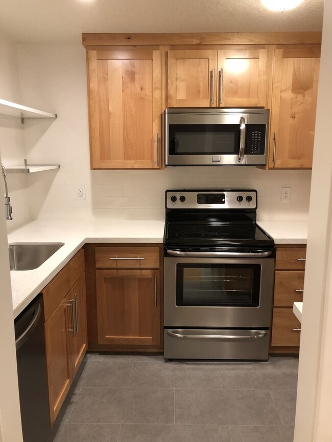 Building Photo - Juneau University Court Storage-W/D-Parking-Pets Unit 6