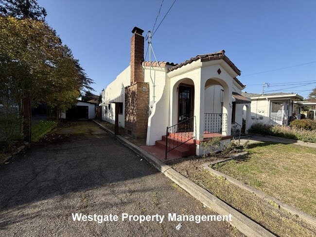Photo - Darling Mediterranean-style 2/1 cottage in West Petaluma - 626 E Street