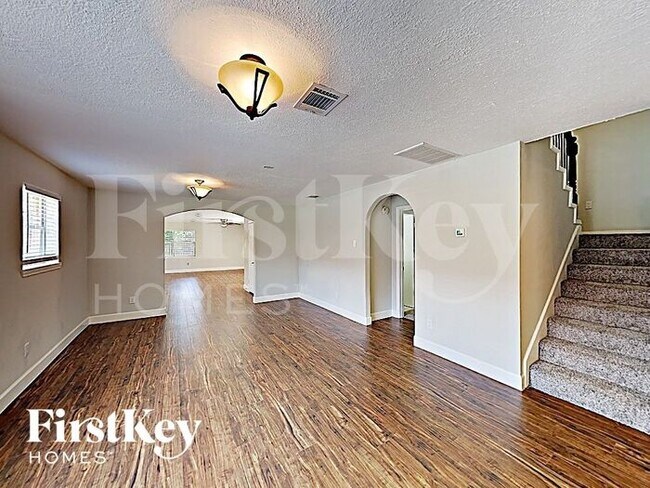 Photo - 22826 Provincial Blvd