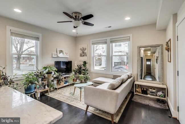 Building Photo - 426 18th St NE Unit 2