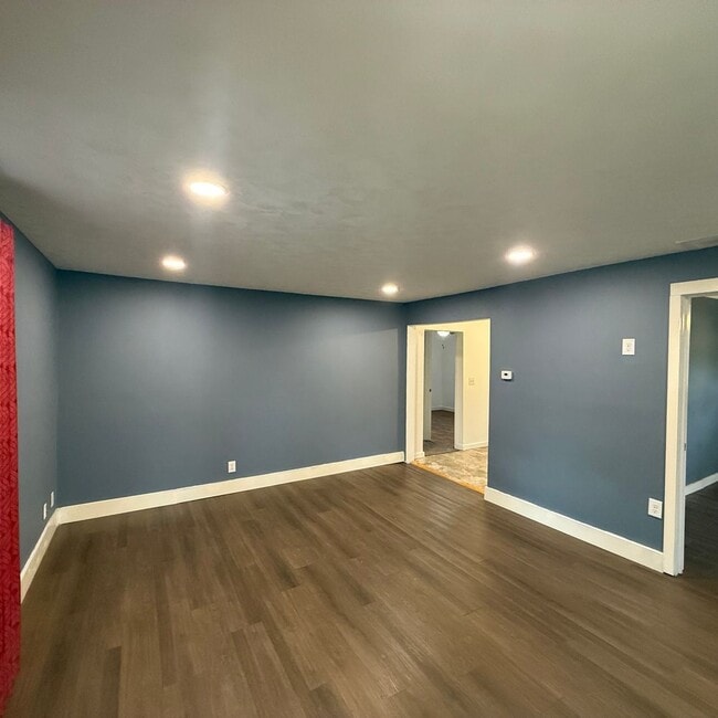 Photo - 3 bedroom 1 bath Bungalow with Large fenced in back yard available now.