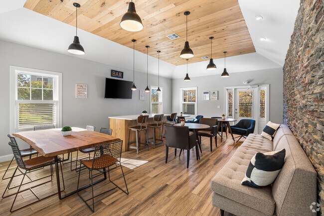 Club House Lounge - Covered Bridge