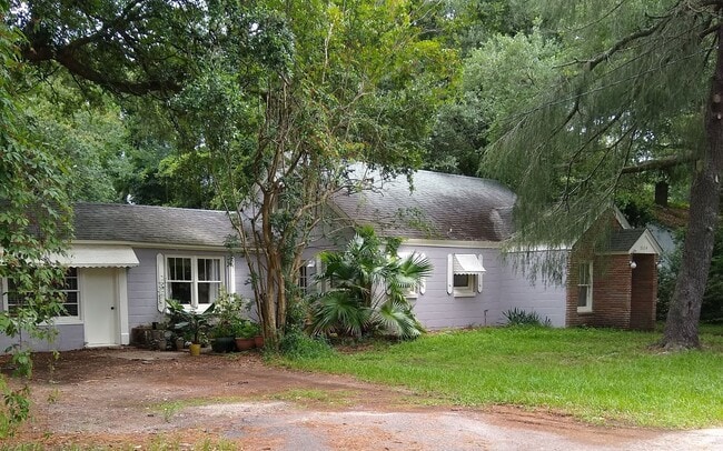 Building Photo - Three Bedroom Two Bath Single Family Home ...