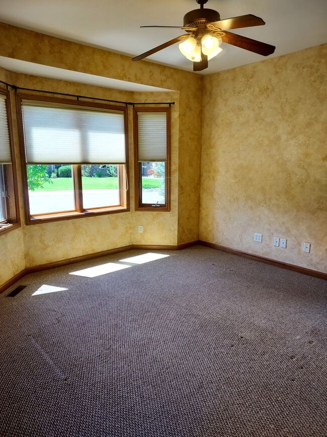 Photo - 3300 Graf St