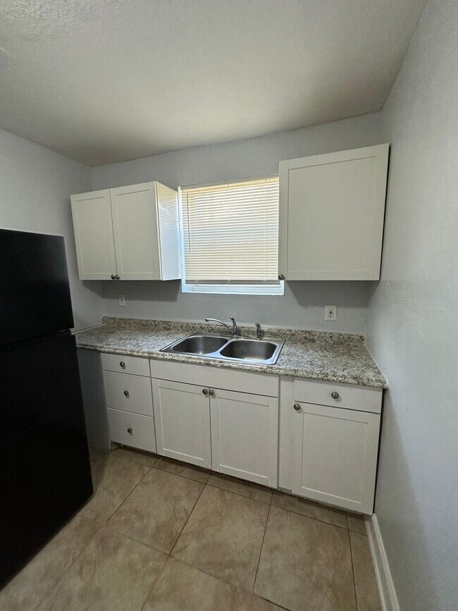 Building Photo - 1024/1026 W 8th St. Unit 1024 Rental