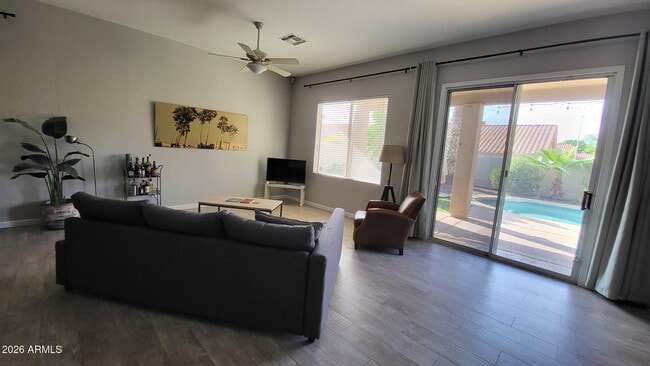 453 W Larona Ln