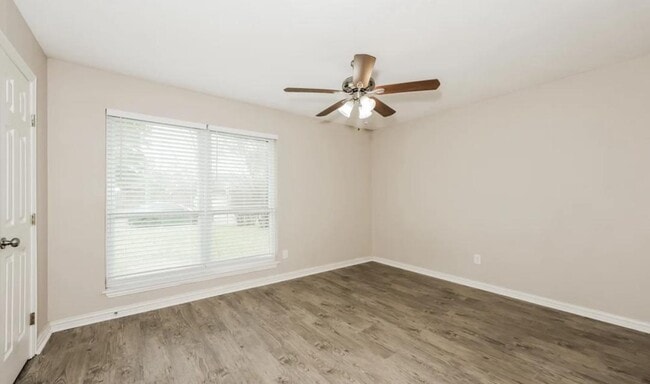 Building Photo - 224 E Valley View Dr