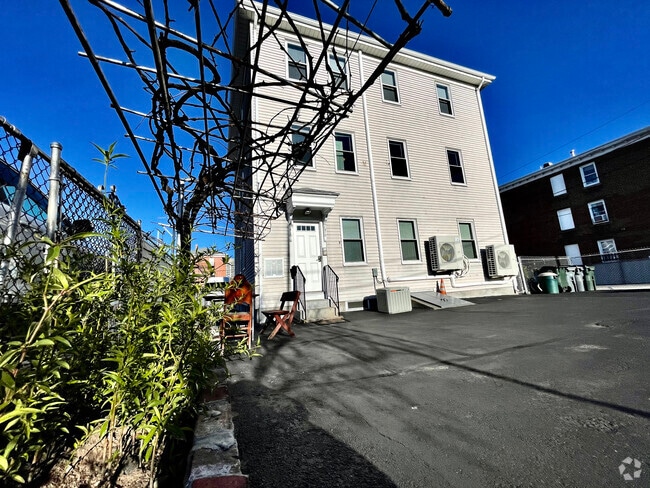 Building Photo - 18 Messenger St Rental