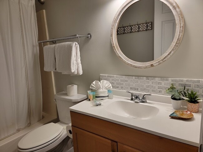 bath - 2510 W 9th St Unit B