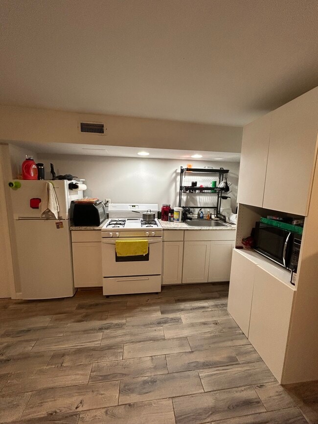 Building Photo - 1433 W 37th St Unit Basement Studio Apartment